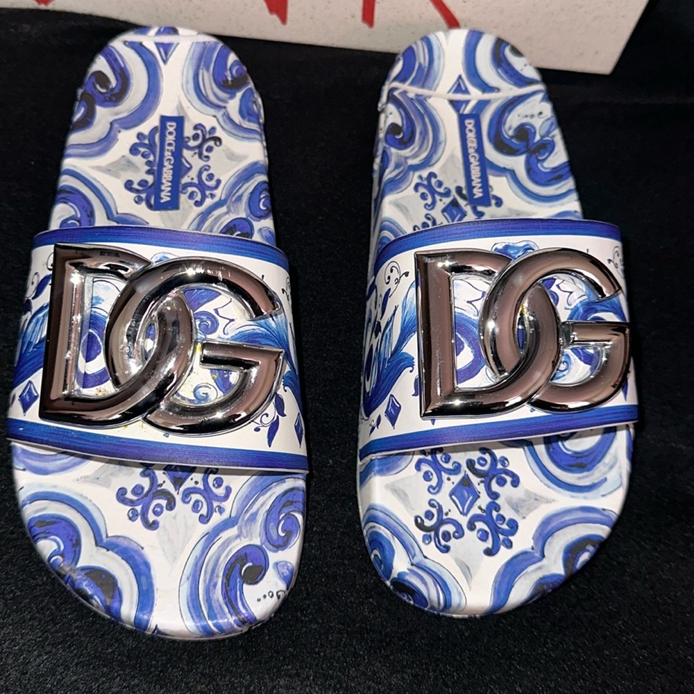 Dolce & Gabbana
Majolica-print leather slides